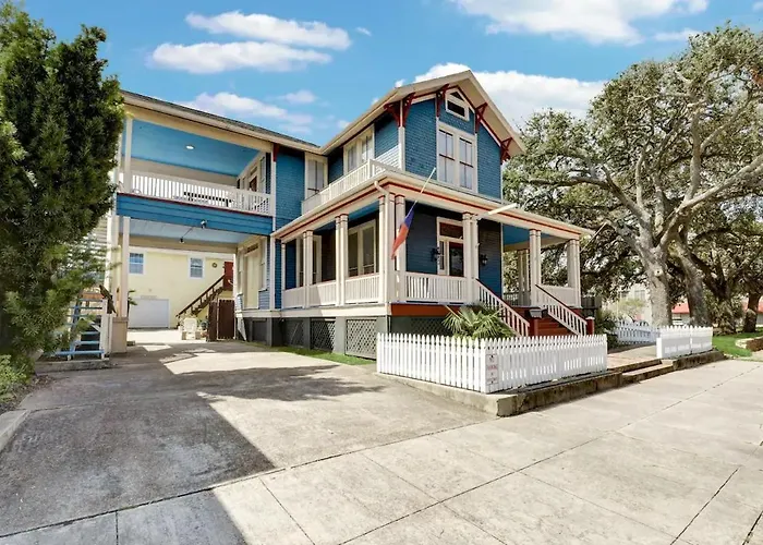 Hidden Gem By Beach & Pier Blue Home